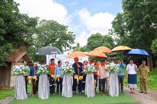 LXML Sepon Hands Bitumen Road to Nonesomboun Community, Vilabouly district.