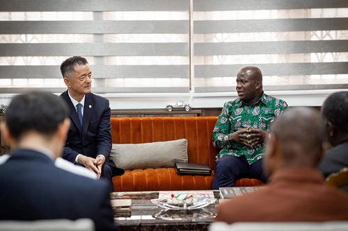 Jinapor, Ghana’s Minister of Lands and Resources meets with Chairman Wang Jianhua